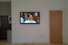 tv-on-the-wall-with-no-cables-showing